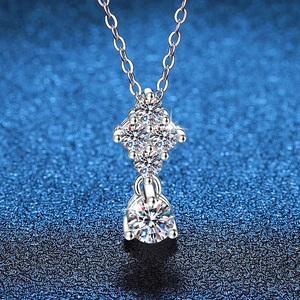 Collier en argent sterling 925 avec pendentif en moissanite et cinq pierres rondes