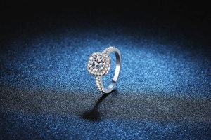 Makroaufnahme eines klassischen quadratischen Halo-Rings aus S925 Silber mit Moissanit