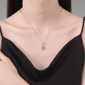 Κομψό κολιέ από ασήμι 925 με μενταγιόν moissanite 1 καρατίου φορεμένο από μοντέλο