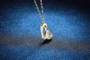 Détail macro d'un collier en argent 925 avec pendentif en moissanite ronde étincelante