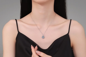 Dettaglio di una collana in argento 925 con ciondolo moissanite blu tonda su modella