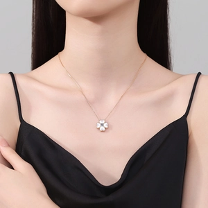 Élégant collier trèfle en argent S925 avec nacre blanche et pendentif en pierre moissanite