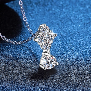 Collier en argent 925 avec pendentif Moissanite étincelant sur surface texturée bleu foncé