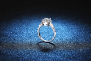 Makro-Detail eines 1-Karat-Moissanit-Halo-Rings mit silbernem Micro-Pavé-Band
