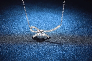 Dettaglio ravvicinato del ciondolo a fiocco in argento S925 con moissanite centrale