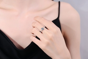 Detail of s925 silver ring featuring a 1-carat moissanite stone on a model's hand