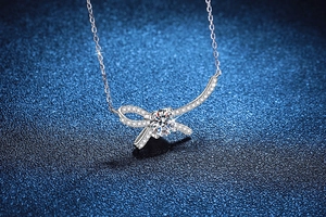Dettaglio macro del ciondolo a fiocco in argento 925 con moissanite rotonda taglio brillante