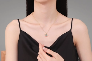 Gros plan détaillé d'un collier en argent S925 avec pendentif cœur et moissanite bleue