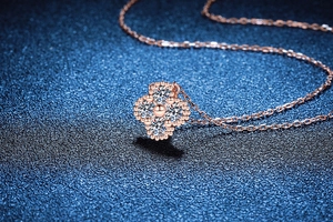 Macro shot of rose gold S925 silver necklace with 1.2 carat clover moissanite pendant