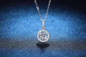 Dettaglio del ciondolo in moissanite da 1 carato con montatura halo su sfondo blu