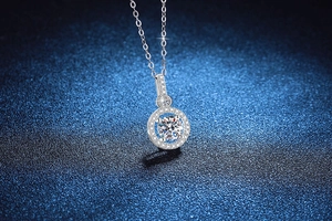 Dettaglio di un ciondolo in moissanite da 1 carato con halo micro-pavé su catena in argento s925