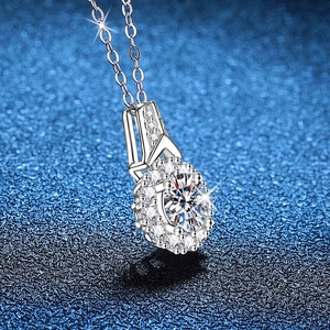 Collana classica in argento 925 con grande ciondolo in moissanite rotonda su sfondo blu