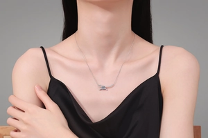 Dettaglio del ciondolo a fiocco in argento 925 con una pietra di moissanite blu