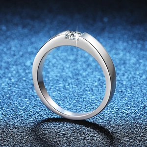 Polished S925 sterling silver solitaire ring with brilliant round moissanite diamond