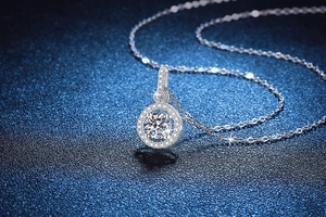 Macro di ciondolo in moissanite da 1 carato con castone halo su fondo blu stellato