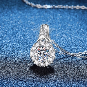Elegante collana in argento sterling 925 con pendente halo in moissanite taglio rotondo