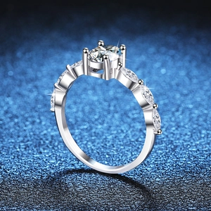 Luxurious S925 sterling silver 1 carat moissanite ring with classic four-prong setting