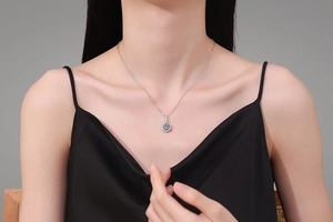 Primo piano della collana in argento S925 con pendente in moissanite da 1 carato