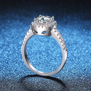 Klassischer S925 Silberring mit 1 Karat Moissanit und Pavé-Diamanten im Halo-Design