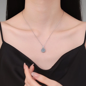 Collana con ciondolo a corona in argento 925 e moissanite con pietra a taglio brillante
