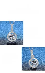 Dettaglio macro del ciondolo in moissanite rotonda colore D con montatura halo e argento 925