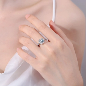 Eleganter S925 Silberring mit 1 Karat Moissanit und Halo-Design an der Hand des Modells