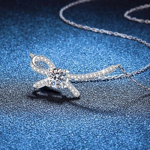 Collana con fiocco in argento sterling 925 con Moissanite colore D su sfondo blu glitter