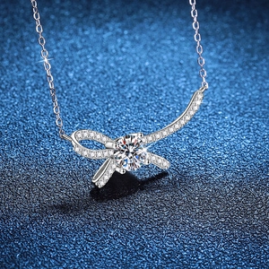 Collana in argento sterling 925 con ciondolo a fiocco e moissanite di colore D