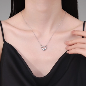 Elegant heart pendant necklace in S925 sterling silver with blue moissanite gemstone