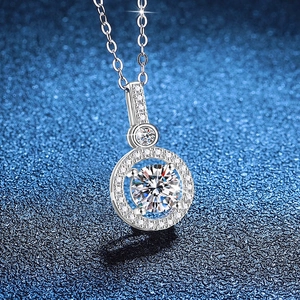 Collana classica in argento sterling S925 con pendente halo in moissanite 1ct