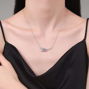 Elegante collana a fiocco in argento 925 con moissanite blu indossata da una modella