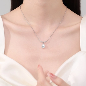 Elegant S925 silver necklace with moissanite and a drop-shaped freshwater pearl pendant
