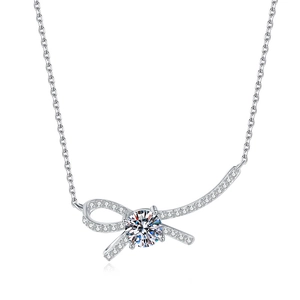 Collana in argento 925 con pendente a fiocco e pietra moissanite su sfondo bianco puro