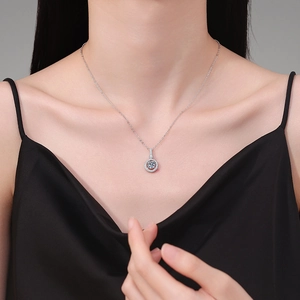 Collana minimalista in argento S925 con ciondolo moissanite D da 1 carato halo