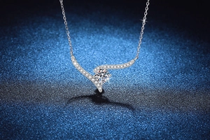 Macro d'un collier en argent 925 avec pendentif vague et moissanite étincelante