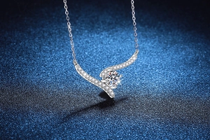 Détail macro du collier en argent 925 avec pendentif moissanite en forme de vague