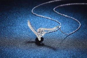 Détail macro d'un collier sourire en argent 925 avec pendentif en moissanite de couleur D