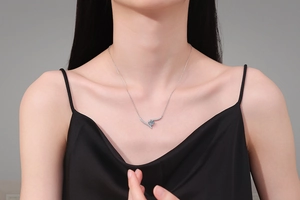 Gros plan du collier sourire en argent 925 avec pendentif moissanite sur un mannequin