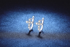 Gros plan de boucles d'oreilles croix en argent 925 avec moissanite scintillante