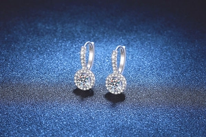 Gros plan détaillé des boucles d'oreilles halo en argent S925 avec moissanite 1ct
