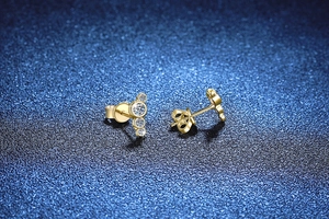Detailansicht der goldenen Moissanit-Ohrstecker mit vertikaler Zargenfassung