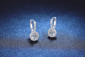 Détail des boucles d'oreilles halo en argent S925 avec moissanite 1 carat et micro-pavé