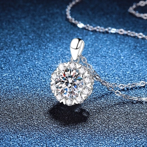 Romantic S925 sterling silver snowflake pendant necklace with a 2 carat moissanite gemstone