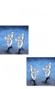 Détail de boucles d'oreilles croix en argent 925 moissanite polissage allemand
