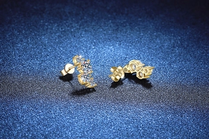 Macro di orecchini a lobo in argento S925 placcato oro con moissanite a gradiente
