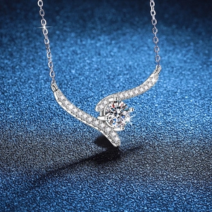 Collier en argent sterling 925 avec pendentif vague et une pierre moissanite brillante