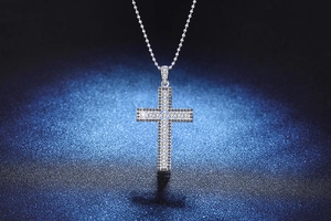 Détail du pendentif croix en argent S925 avec moissanites noires et blanches scintillantes