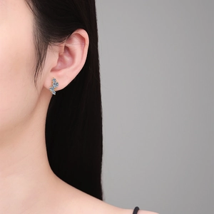 Orecchini in argento S925 dorato con moissanite blu a forma di S indossati da modella