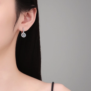 Élégantes boucles d'oreilles halo en argent 925 avec une moissanite ronde de 1 carat