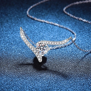 Collier en argent 925 avec pendentif en moissanite et design incurvé en sourire d'ange